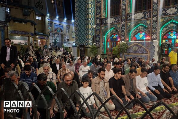 اقامه نماز مغرب و عشا در امامزاده صالح تجریش