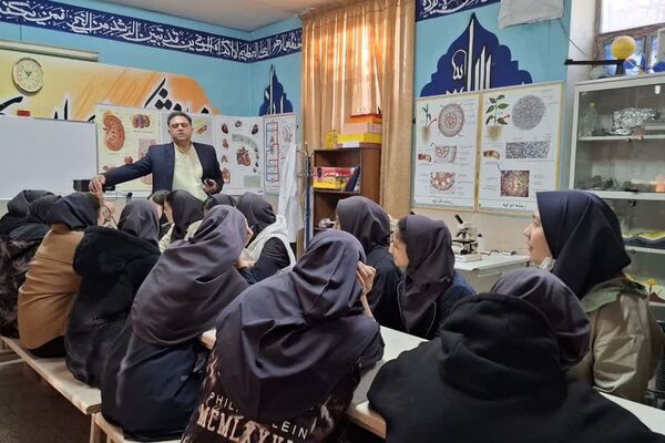 دانش‌آموزان دبیرستان ساره در پژوهشسرای فرهنگ مهارت‌های علمی را تجربه کردند