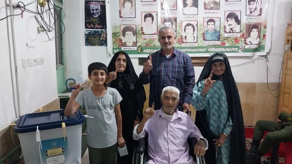 جلوه‌هایی از حضور پرشور مردم ولایتمدار شهرستان فراشبند در پای صندوق‌های رأی