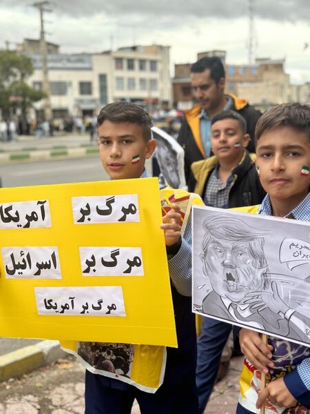 حضور دانش‌آموزان زنجانی در راهپیمایی روز ۱۳ آبان 