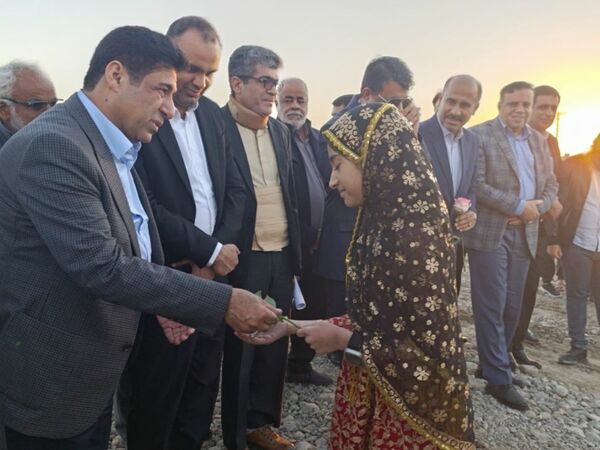 کلنگ ساخت دبستان 14 کلاسه خیرساز در روستا دهو شهرستان میناب به زمین زده شد