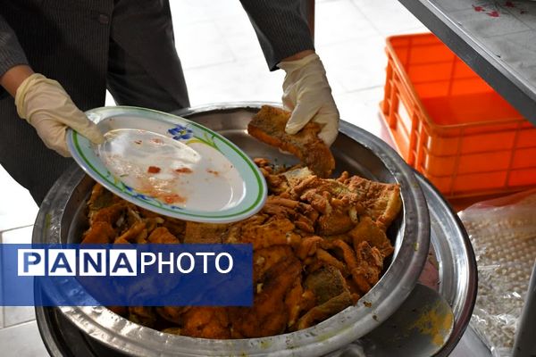 کارگاه طبخ آبزیان در دبیرستان میر فتح‌اله سید زنوزی شهر زنوز 