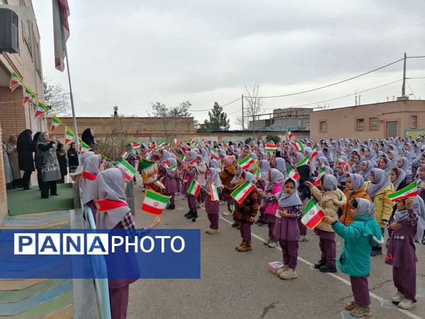 زنگ انقلاب و فضاسازی مدرسه زنده یاد نوحی به مناسبت دهه فجر 