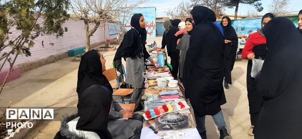 بازارچه دانش آموزی در دبیرستان حاج مهدی روحانی خلیل آباد