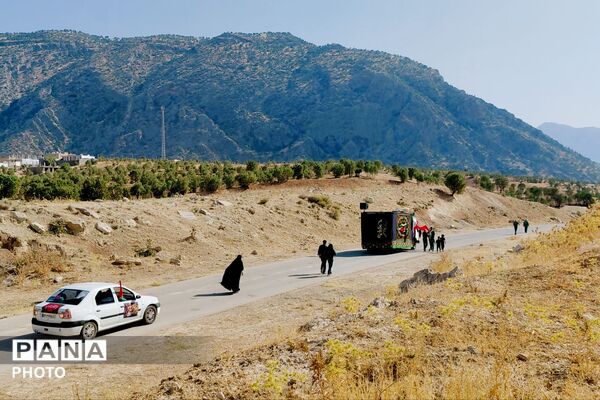 کاروان پیاده لردگان در مسیر کربلای حسینی از روستای سرسبز پل‌بریده عبور کرد