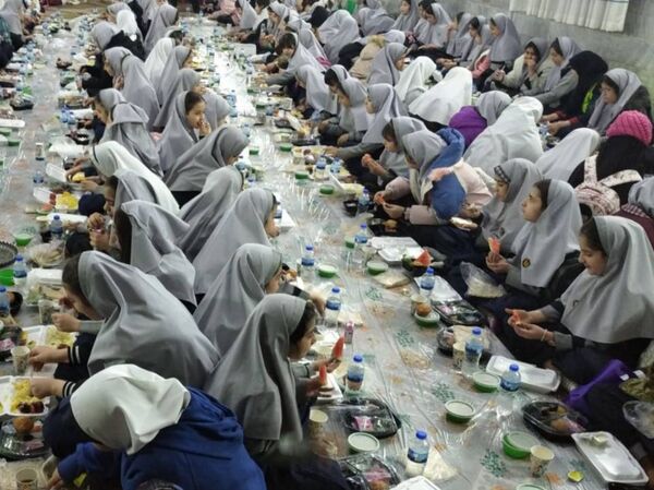 برپایی ضیافت افطاری در دبستان آزادی 