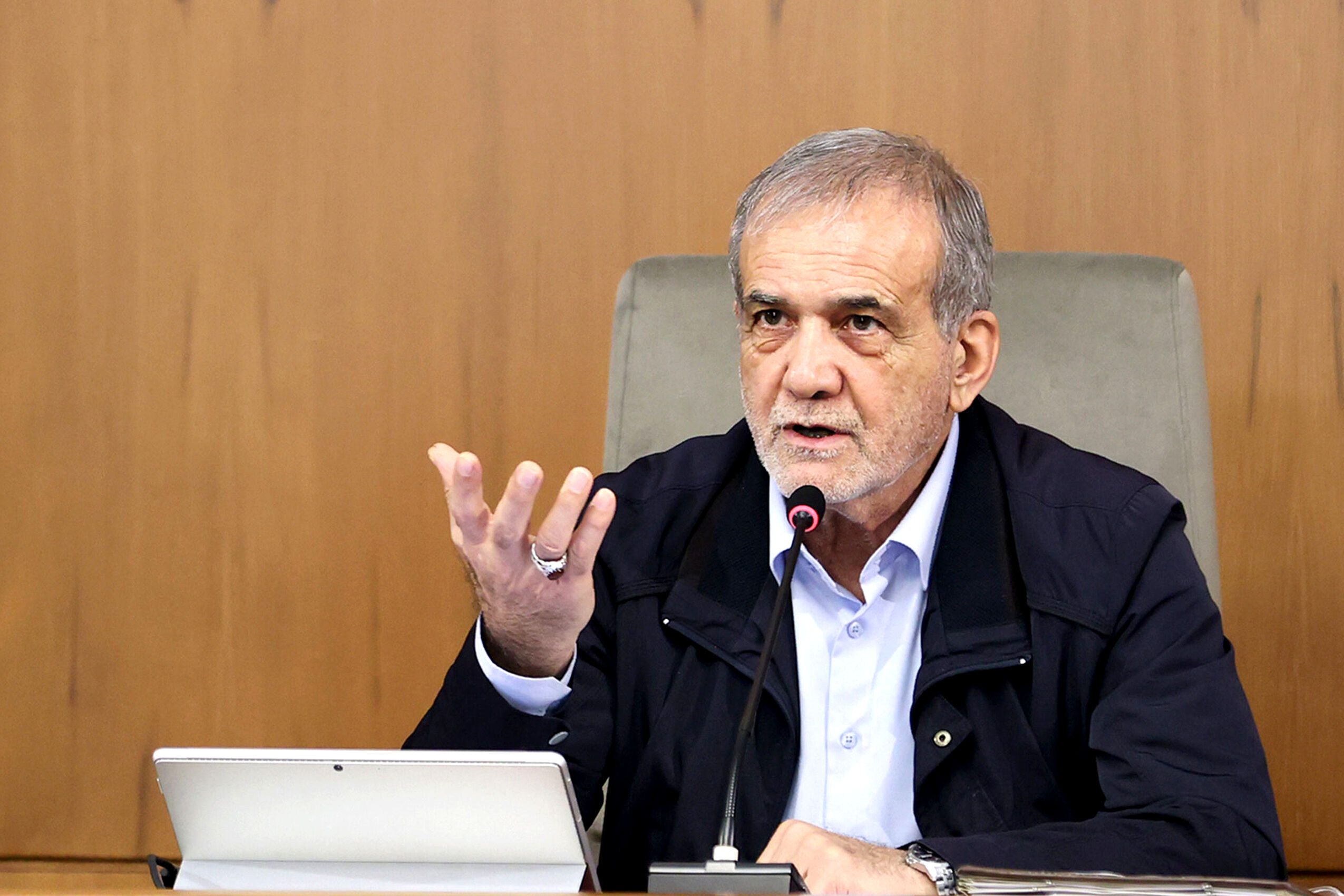 رئیس‌جمهور: تیمی برای بررسی مشکلات زلزله‌زدگان خوزستان اعزام خواهد شد