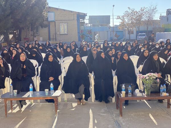 نواخته شدن زنگ انقلاب در دبیرستان نمونه دولتی آمنه(س) 