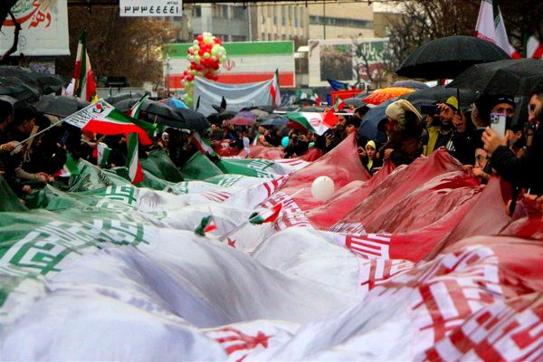 خلاقیت و نشاط دانش‌آموزی در غرفه‌های آموزش و پرورش در مسیر راهپیمایی ۲۲ بهمن
