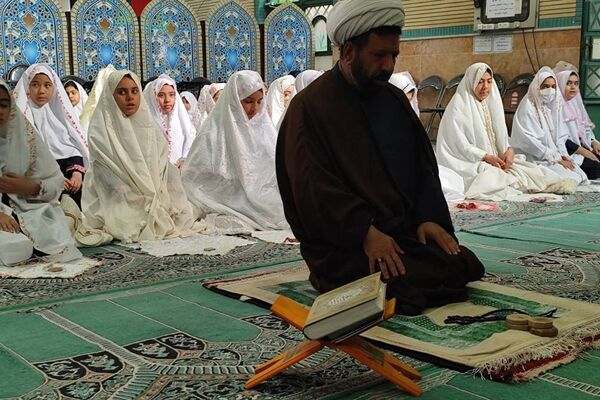 حضور دانش آموزان دبستان هدی یک در مسجد صاحب الزمان (عج) 