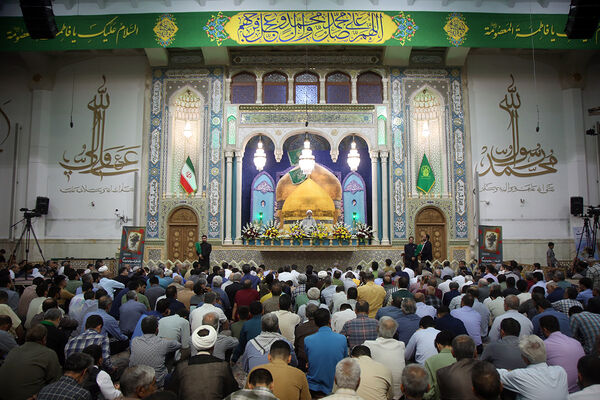 گل آرایی ضریح مطهر حضرت معصومه(س) به مناسبت روز دختر