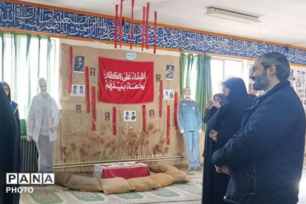 بازدید رئیس اتحادیه انجمن‌های اسلامی دانش‌آموزی استان تهران از نمایشگاه‌های «مدرسه انقلاب» در فیروزکوه