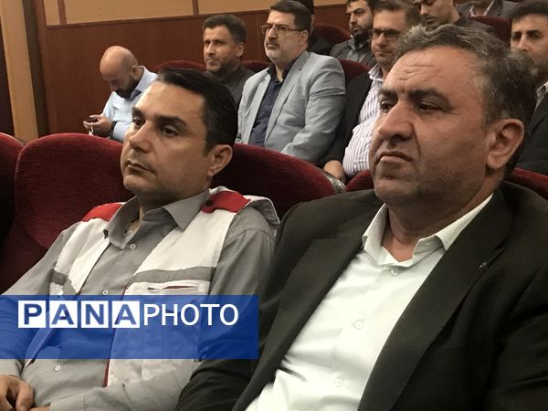 همایش تجلیل از مدیران و کارکنان نمونه شهرستان محمودآباد 