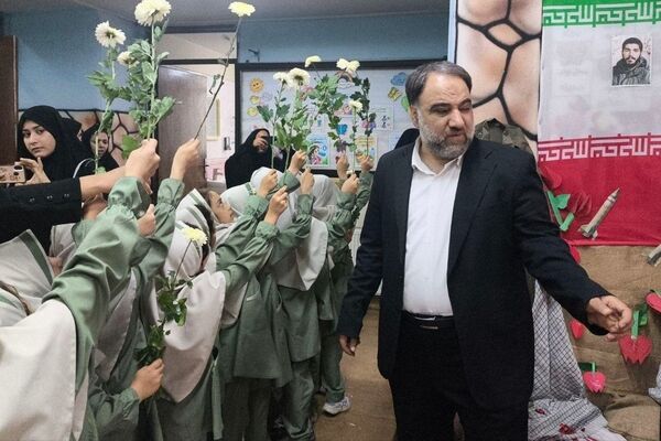 گرامی‌داشت شهیده ستیا تقی‌زاده دانش‌آموز جنگ رمضان مدرسه حاج جعفر بیگلری ناحیه 4 کرج 