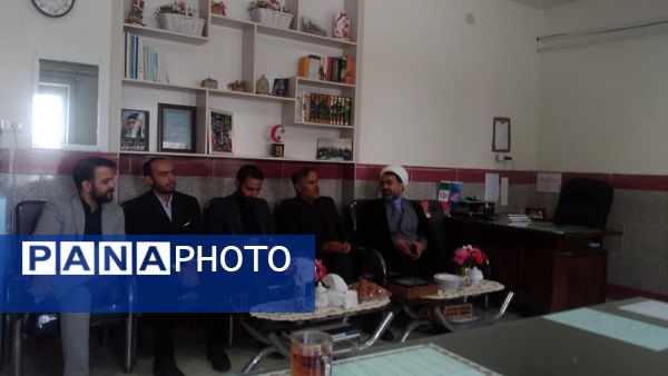 بازدید وزراتی از فعالیت‌های اجرا شده برنامه نماد در مدارس شازند 