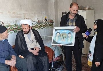  دیدار با خانواده های شهیدان عباس اکبری و شهید رضا فاتحی

