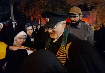 حضور کاروان زیر سایه خورشید همراه با پرچم متبرک آستان قدس رضوی در شهر صفی‌آباد