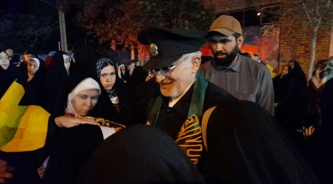 حضور کاروان زیر سایه خورشید همراه با پرچم متبرک آستان قدس رضوی در شهر صفی‌آباد
