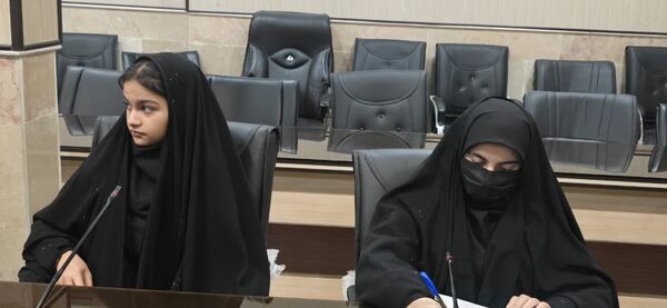 نشست مدیر آموزش‌ و پرورش با اعضای شورای دانش‌آموزی متوسطه اول