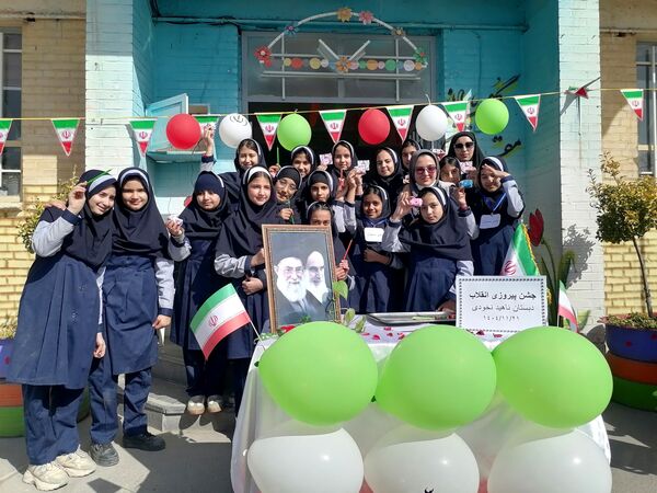  مراسم پیروزی انقلاب در مدرسه ناهید نخودی 