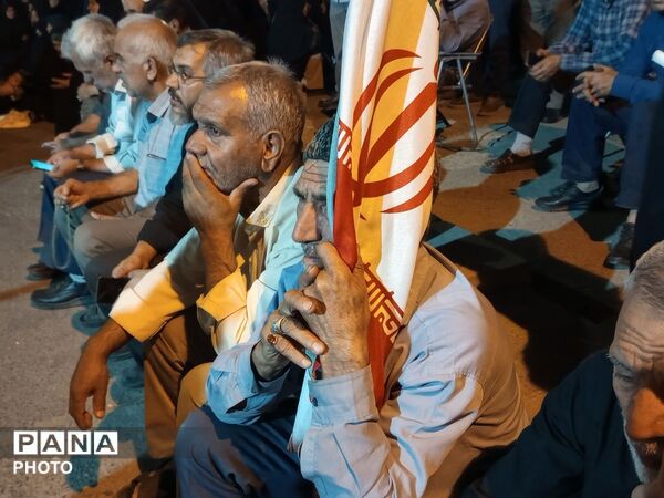 مردم و حال‌وهوای زنده‌ بلوار فضل در شب
