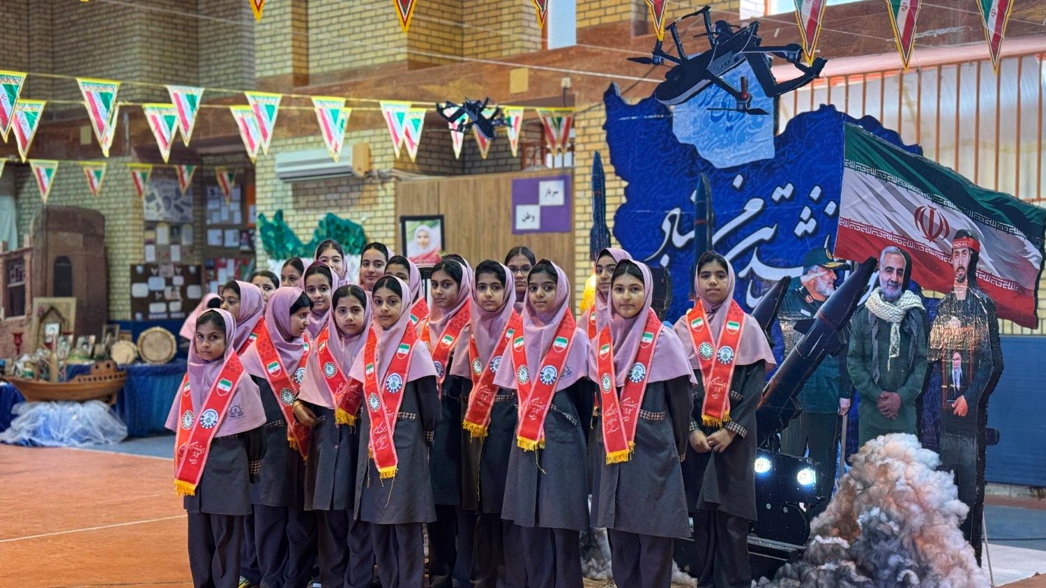 بازدید دبیر قرارگاه عدالت تربیتی از نمایشگاه «ایرانمون» در بوشهر