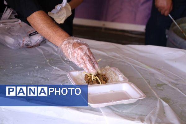  پخش 8600 غذای گرم با همت مرکز نیکوکاری شهید مهدی باکری و موسسه نذرواره در تبریز