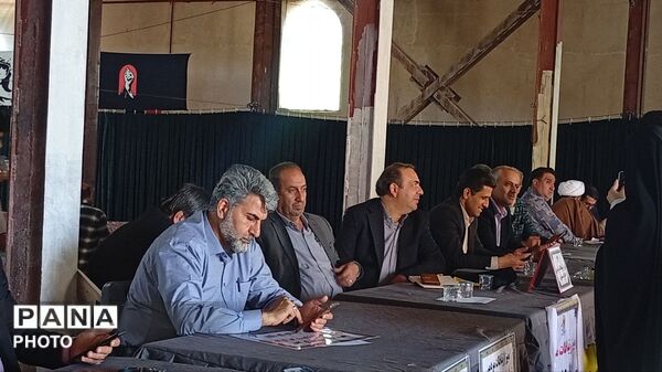 برپایی میز خدمت با حضور مسئولان دستگاه‌های اجرایی شهرستان ملایر 