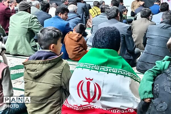 صحنه ای از عشق و ارادت مردم دیشموک به رهبر انقلاب