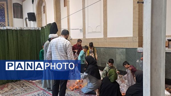 توزیع ۱۳۰ بسته یلدایی به همت خیران و معتمدان شهر بین نیازمندان