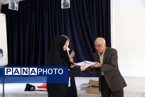 دانش آموزان اسلامشهری هنرستان شهدای واوان میزبان مراسم افتتاحیه نمایشگاه پوستر "پدر طالقانی"