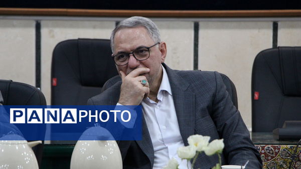 نشست صمیمانه دبیران منتخب زبان و ادبیات فارسی