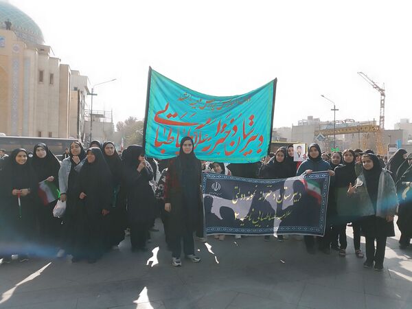 حضور پر شور دانش آموزان  در راهپیمایی ۱۳ آبان 