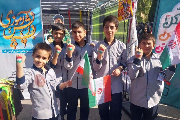 حضور پرشور دانش آموزان دبستان شاهد حیات در راهپیمایی سیزده آبان ۱۴۰۴