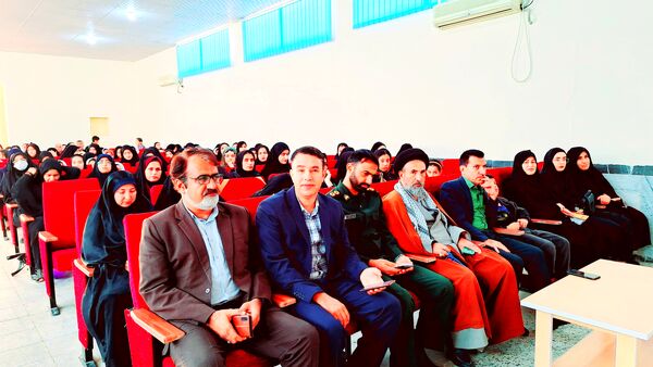 تجلیل از دانش‌آموزان نخبه مسابقات قرآن، عترت و نماز و تربیت‌بدنی