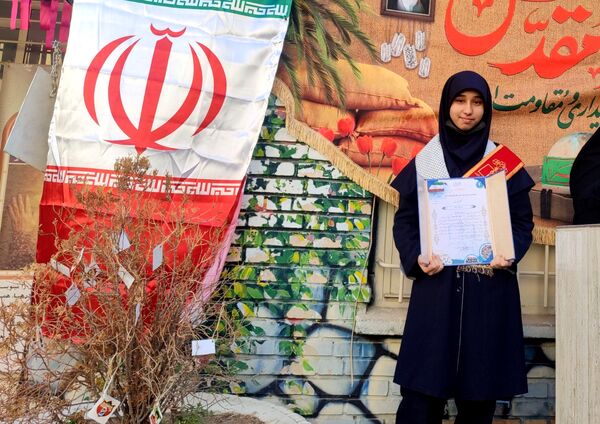 مراسم اعطای حکم و نشان فرماندهی بسیج دانش آموزی دبیرستان شاهد تکتم ناحیه۳