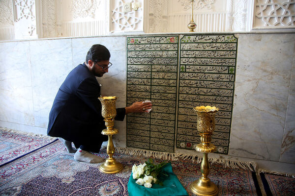 گل آرایی مقبره پروین اعتصامی در حرم حضرت معصومه(س)