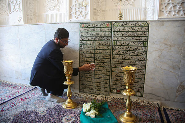 گل آرایی مقبره پروین اعتصامی در حرم حضرت معصومه(س)