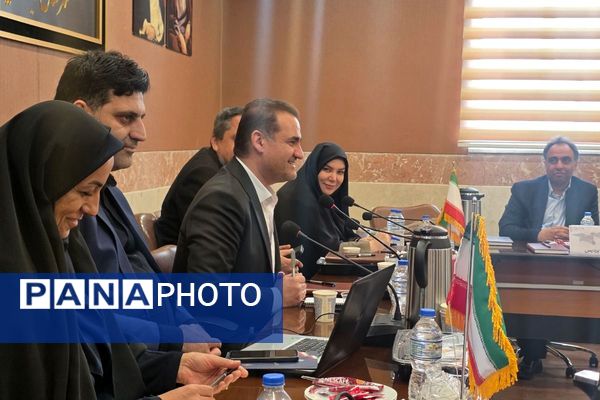 نشست هم‌اندیشی معاونین آموزش متوسطه در اداره رباط‌کریم