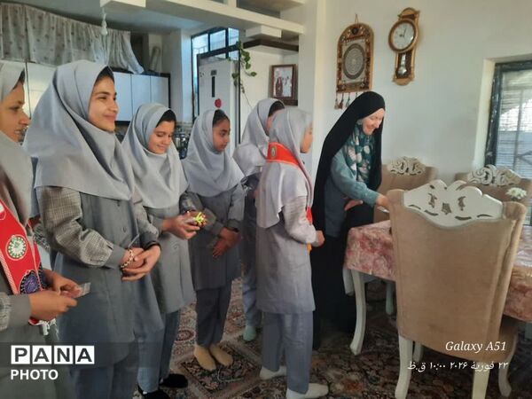 دیدار دانش آموزان پبشتاز آموزشگاه الله وردی ارجمند شهر لایین  با خانواده شهدا