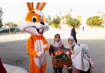 جشن شکوفه‌ها در مدرسه شهید هندویان قم