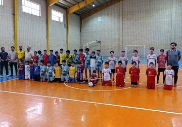 مسابقه فوتسال بین تیم های سفید‌دشت و تیم فولادشهر 