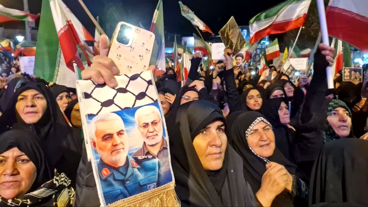 تجمع مردم دلفان امشب رنگ و بوی دیگری داشت