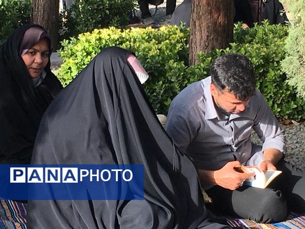 برپایی مراسم دعای عرفه در گلستان شهدای اصفهان