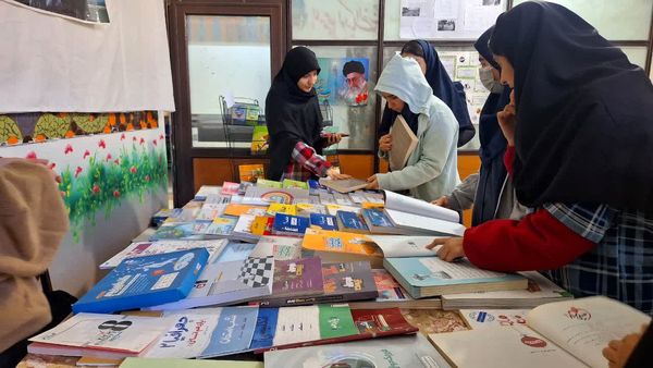 برپایی نمایشگاه کتب کمک‌درسی در دبیرستان دخترانه فاطمیه ناحیه یک کرج