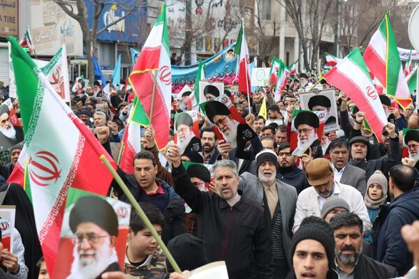 طنین شعارهای انقلابی در سالروز پیروزی انقلاب اسلامی ایران