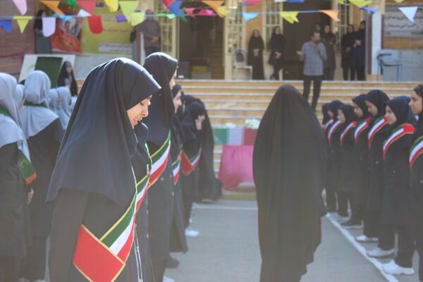 تشییع پیکر شهید گمنام در دبیرستان‌حضرت معصومه‌ ناحیه چهار کرج 
