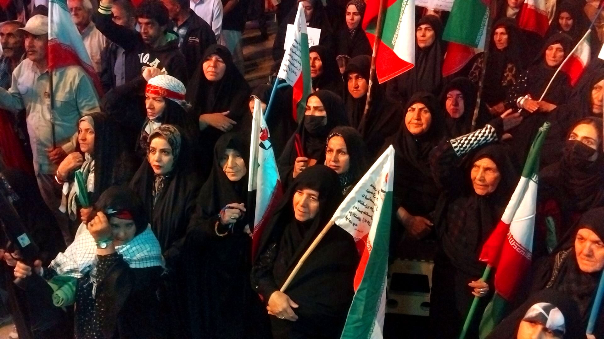طنین دوباره شعارهای وفاداری در نورآباد؛ نود و هشتمین شب بیعت با رهبر انقلاب