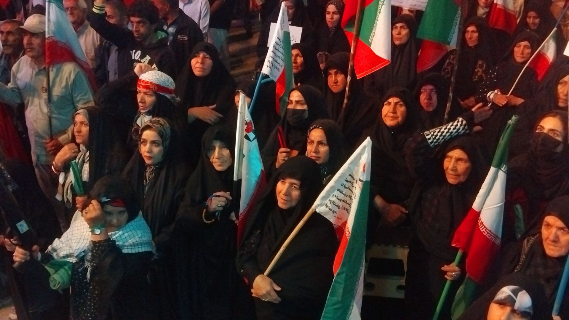 طنین دوباره شعارهای وفاداری در نورآباد؛ نود و هشتمین شب بیعت با رهبر انقلاب