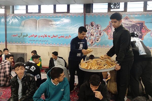 در اغنای دل‌ها هنرستان موفقیان اسلامشهر میزبان آیین فاطمیه و سفره احسان بانوی نور بود